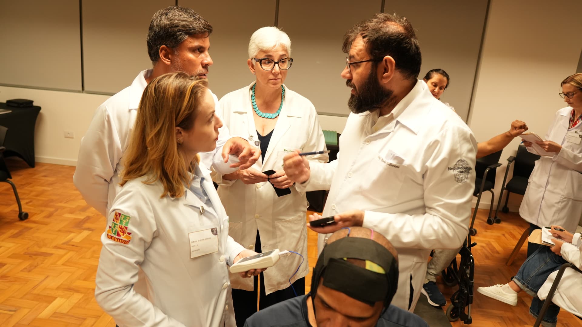 Prof. Dr. Ricardo Galhardoni orientando profissionais durante prática de neuromodulação